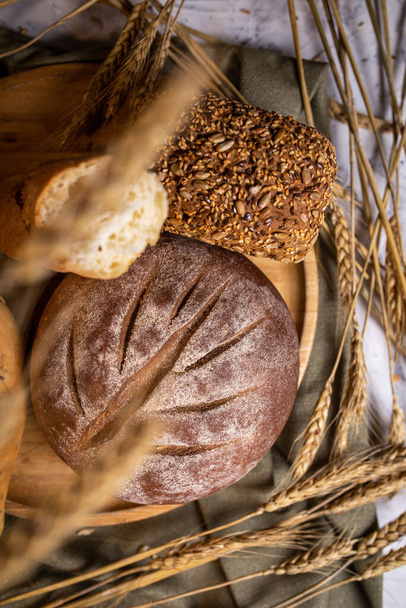 Prodotti freschi di pane croccante. composizione del pane - Foto, immagini
