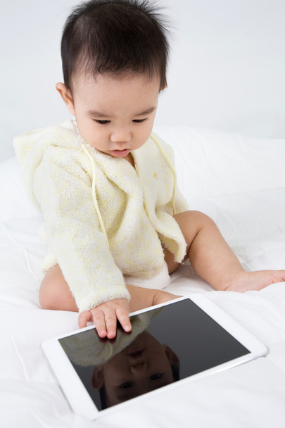 asijské dítě hrát hru s tablet pc - Fotografie, Obrázek