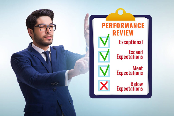 Jaarlijks performance review concept met zakenman - Foto, afbeelding
