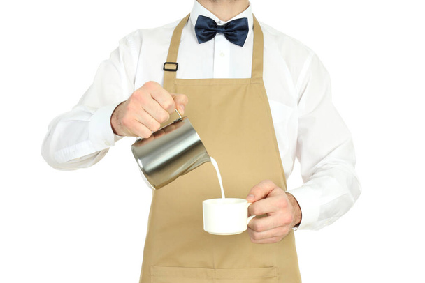 Kellner gießt Milch, isoliert auf weißem Hintergrund - Foto, Bild