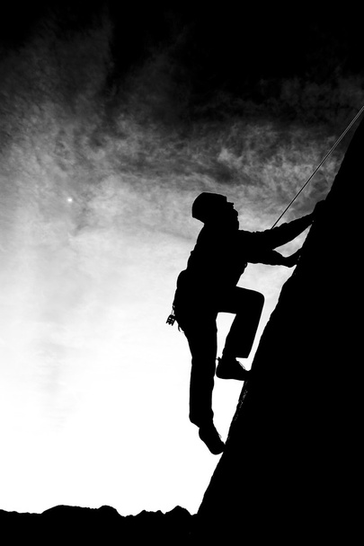 Kalliokiipeilijä takertuu ylitykseen.
. - Valokuva, kuva