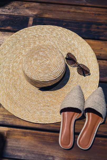 Женские мулы шляпы и солнцезащитные очки, набор для отдыха - Фото, изображение