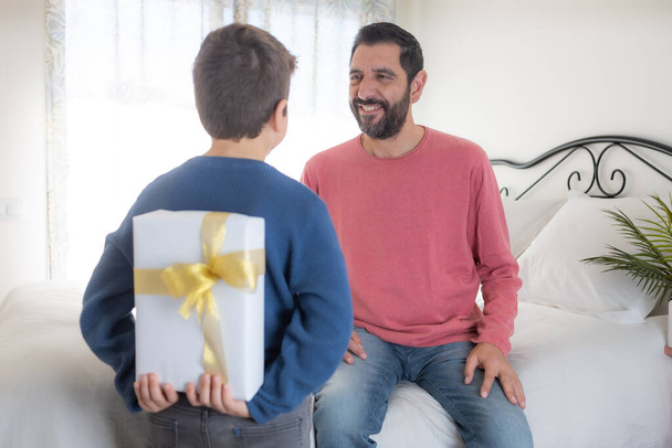 Син дарує батькові подарунок на день батька
 - Фото, зображення