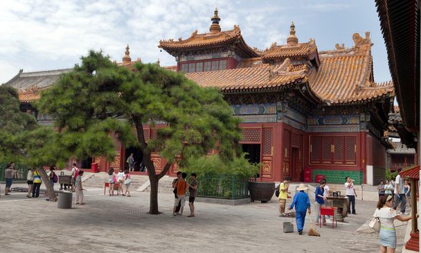 雍和宮ラマ教寺院について歩いて観光客 - 写真・画像