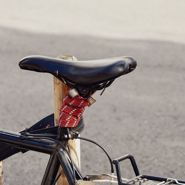 asiento de bicicleta en la calle, modo de transporte en bicicleta  - Foto, imagen