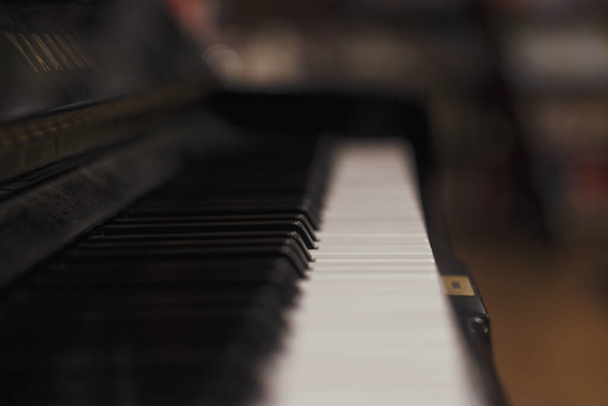 close up of a piano keyboard - Foto, Imagen