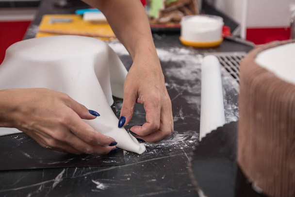 close up of a woman's hands making a piece of paper. - Foto, Imagem