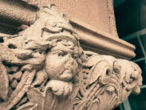 detail of the statue of a lion in the city of barcelona - 写真・画像