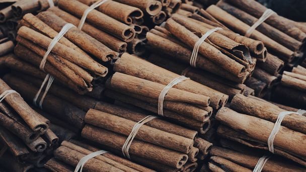 cinnamon sticks on wooden background - Foto, Imagen