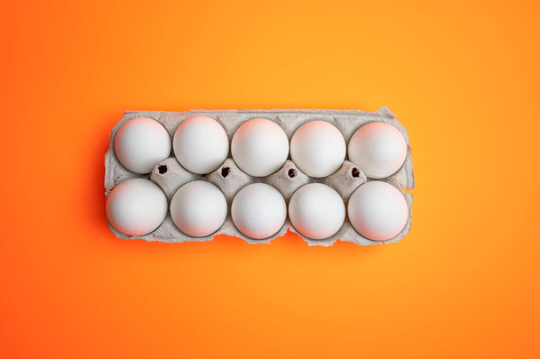 chicken eggs in white carton box, top view. - Foto, imagen
