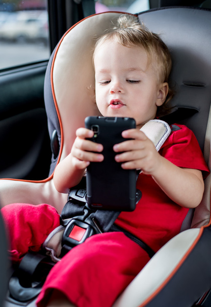 Peuter jongen spelen smartphone - Foto, afbeelding