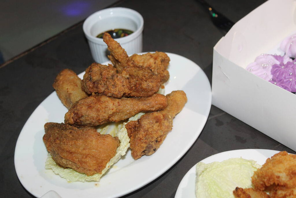 Sok szklany i kurczak Fry na stole Jedzenie serwowane  - Zdjęcie, obraz