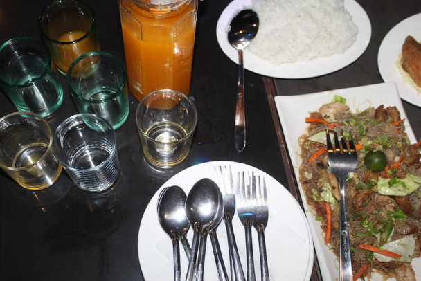 Χυμός από γυαλί και τηγανητό κοτόπουλο σε ένα τραπέζι  - Φωτογραφία, εικόνα