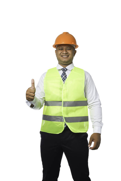 Portret van een knappe hoofdingenieur met een helm op. Draag een reflecterend vest. geïsoleerd op een witte achtergrond clipping pad - Foto, afbeelding