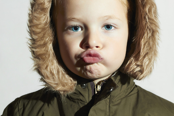 Grappige kind in bont kap en winter jas. mode kids.children - Foto, afbeelding