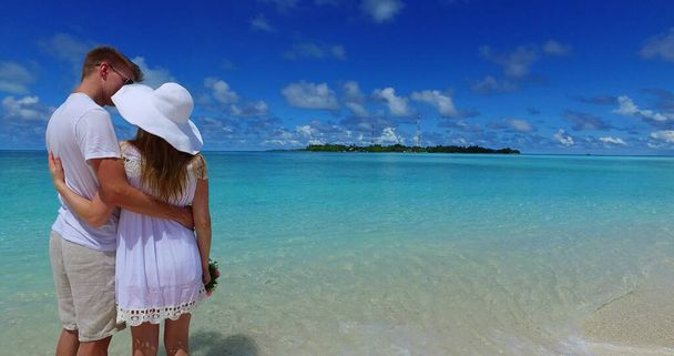couple on the beach on the island of maldives - Foto, imagen