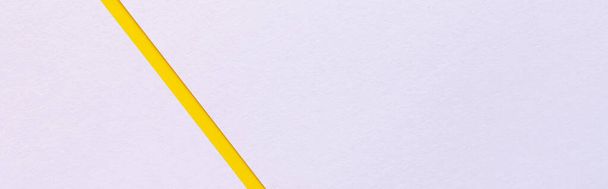 texturované levandulové pozadí s jasně žlutým pruhem a kopírovacím prostorem, banner - Fotografie, Obrázek