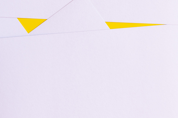 geometrinen tausta vaalea laventeli paperit ja kirkkaan keltainen kolmiot - Valokuva, kuva