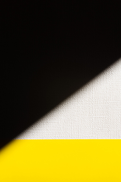 texturierter weißer, schwarzer und gelber Hintergrund mit Kopierraum - Foto, Bild