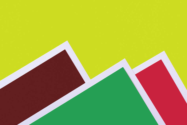 декоративные горы из цветной бумаги на ярко-зеленом фоне - Фото, изображение