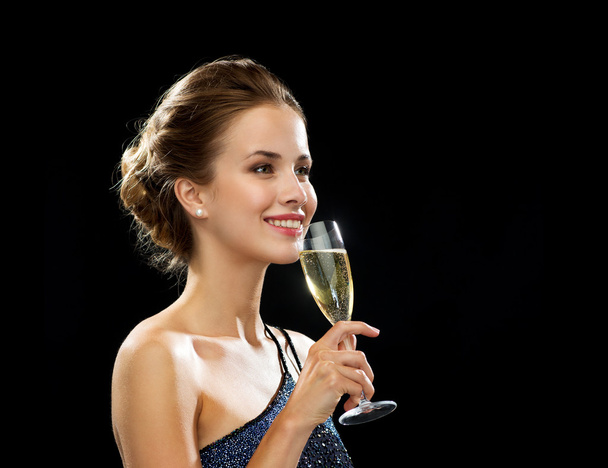 gülümseyen kadın holding kadeh köpüklü şarap - Fotoğraf, Görsel
