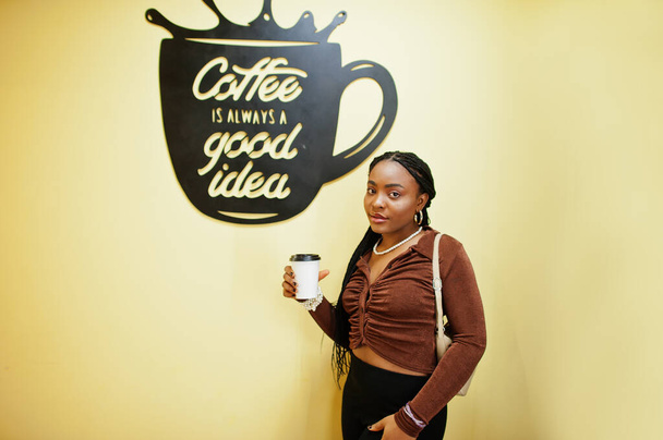 コーヒーは常によい考えである。コーヒーを飲みながらアフリカ系アメリカ人女性. - 写真・画像