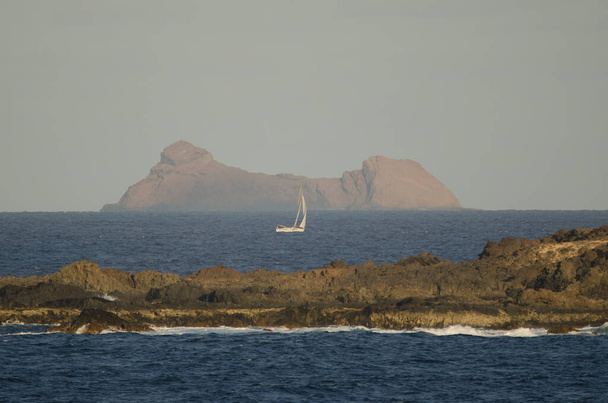 Segelboot zwischen La Graciosa und Roque del Este. - Foto, Bild