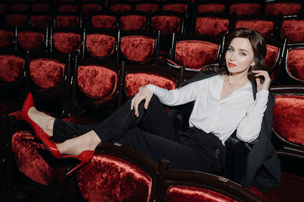  Mulher de negócios sentada em cadeiras vermelhas relaxando no salão - Foto, Imagem
