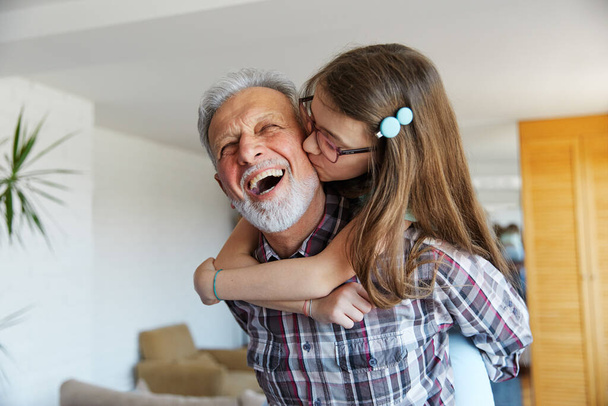 neto neta vovô avô retrato menina sênior amor família ligação filha abraçar abraço piggyback beijo - Foto, Imagem