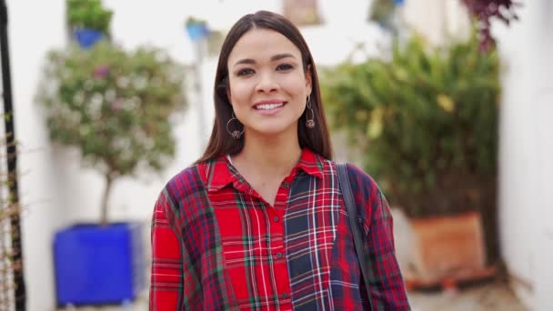Mulher étnica alegre em camisa quadriculada - Filmagem, Vídeo