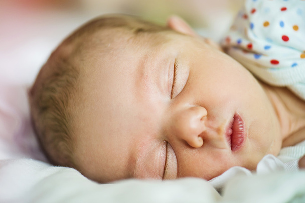 Cute newborn baby girl sleeping - Valokuva, kuva