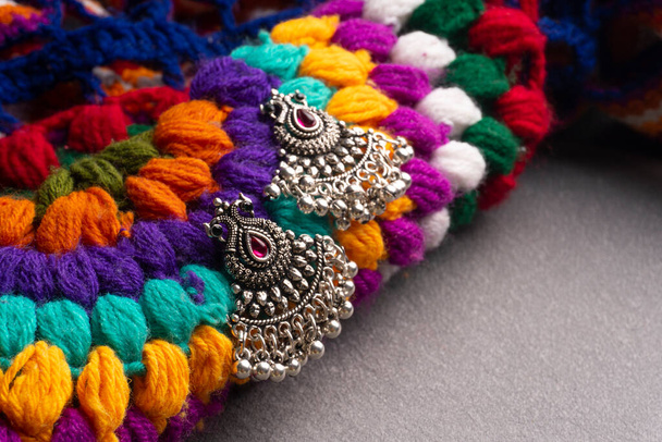Ινδικά παραδοσιακά σκουλαρίκια αντίκες ή ρετρό στυλ σε γκρι φόντο  - Φωτογραφία, εικόνα