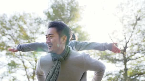 joven asiático padre y hijo tener divertido al aire libre en parque - Metraje, vídeo