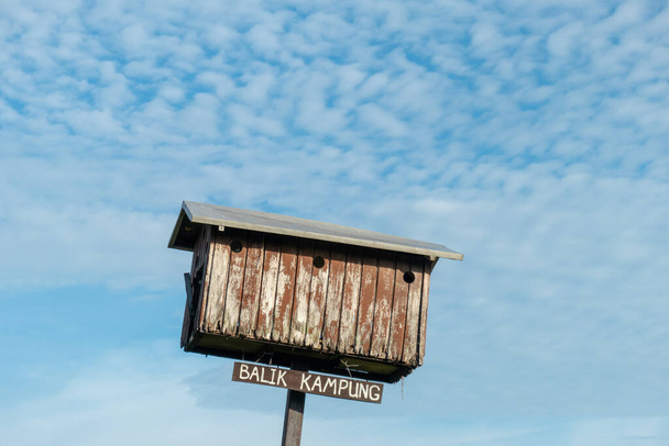 Balik Kampung significa volver a su ciudad natal durante raya casa de pájaros de madera - Foto, imagen
