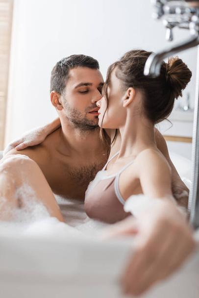 Izmos férfi csók barna barátnő fürdés hab otthon  - Fotó, kép