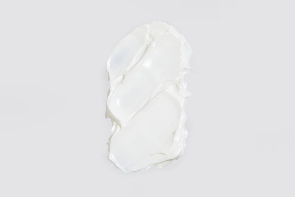 frotis aislado belleza cosméticos textura de la crema facial, fondo blanco - Foto, imagen