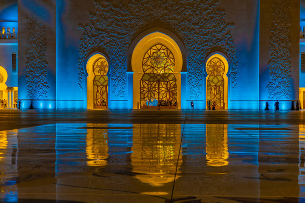 Mezquita Shakezy Cayd Grand (Emiratos Árabes Unidos). Ubicación del disparo: Abdabi - Foto, Imagen