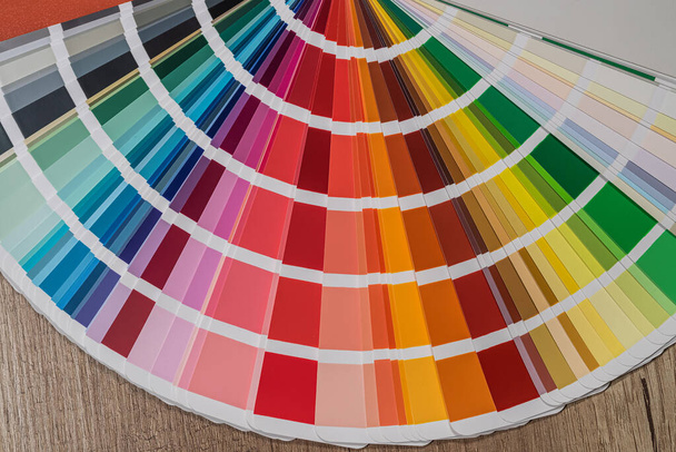 Fã de amostras de cores. Catálogo de amostras de cores do arco-íris para design. Conceito de design - Foto, Imagem