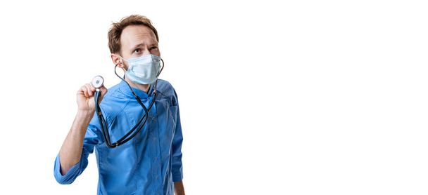 Mladý chemik, lékař v modré uniformě, obličejová maska a rukavice provádí chemický výzkum izolovaný na bílém pozadí. Koncepce zdravotní péče, farmaceutika, medicína. - Fotografie, Obrázek