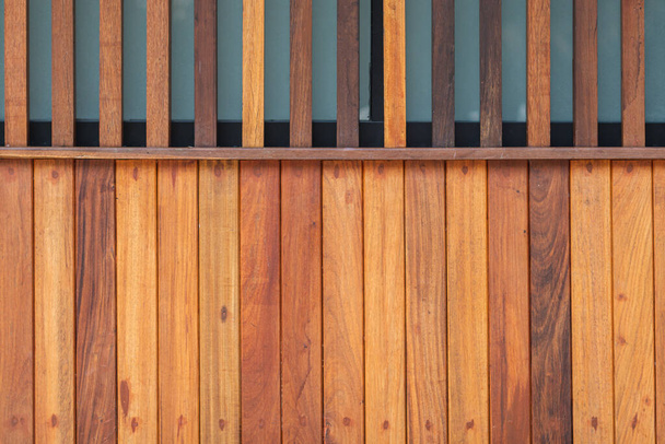 Holzwandhintergründe sind zusammen angeordnet, um die Wände des Hauses zu bilden, wodurch ein schöner Hintergrund mit natürlichen Farben entsteht. Ein einfacher natürlicher Hintergrund für Banner oder Botschaften. - Foto, Bild