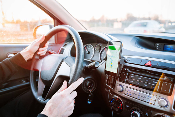 System map urządzeń GPS. Globalny system pozycjonowania na ekranie smartfona w samochodzie na drodze. Urządzenie nawigacyjne GPS pojazdu - Zdjęcie, obraz