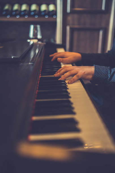 lähikuva miehestä soittamassa pianoa - Valokuva, kuva