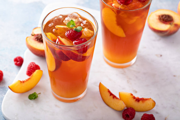 Peach and raspberry iced tea or cocktail - Фото, зображення