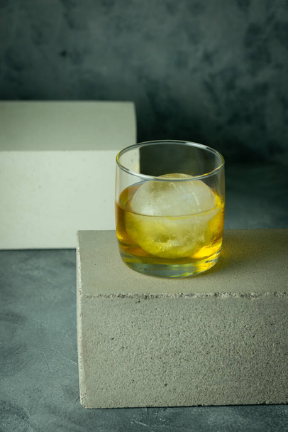 glass of whiskey with ice cube - Valokuva, kuva