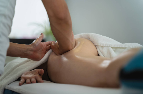 masseur doing massage in spa salon - Foto, Imagen