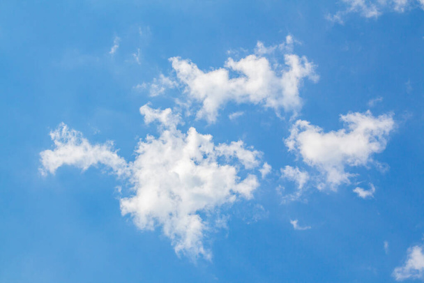 céu azul com nuvens. Conceito de ar limpo. ecologia - Foto, Imagem