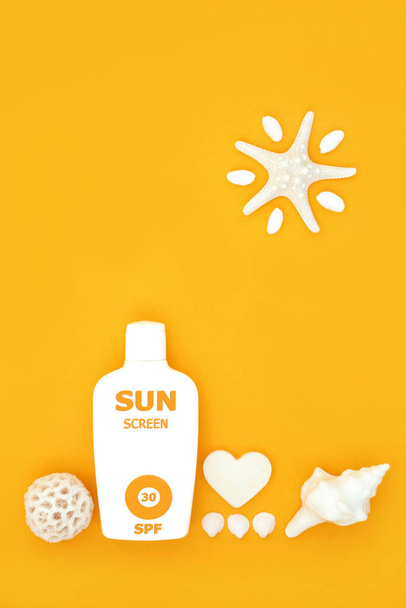 Crème solaire facteur 30 bouteille pour la protection des soins de la peau d'été avec soleil abstrait étoile de mer, éponge de mer et savon en forme de coeur avec coquillages, sur fond jaune, soins de santé pour le concept anticancéreux. - Photo, image
