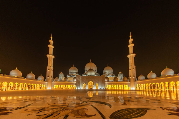 Meczet Shakezy Cayd (Zjednoczone Emiraty Arabskie). Miejsce fotografowania: Abdabi - Zdjęcie, obraz