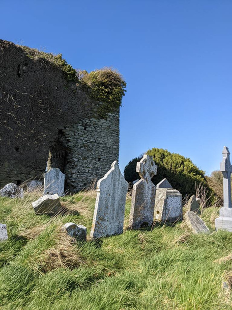 Friedhof der befestigten Kirche von Killelan, frühmittelalterliches Irland - Foto, Bild