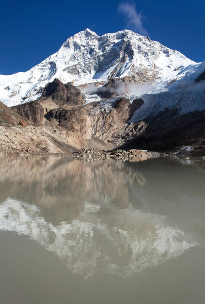Mount Makalu mirroring in lake, Makalu Barun national park, Nepal Himalaya mountain - Foto, Imagen